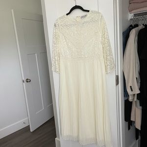 Beautiful ivory pleated dress with lace details